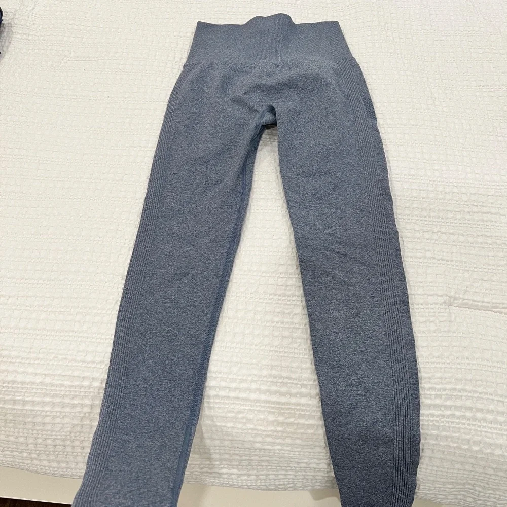 Blue Butt Scrunch Leggings XS - Super cute, no front seam, squat proof, summer - Picture 3 of 3